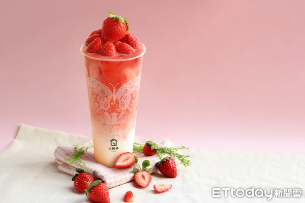 粉紅漸層太燒！大苑子「18顆草莓打成1杯」草莓牛奶冰沙情人節甜蜜上市【Ettoday旅遊雲 20200211】